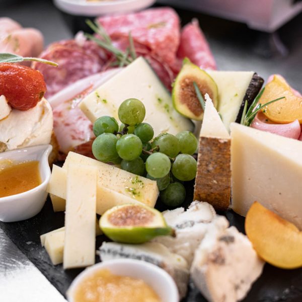 Osteria Salvmeria Venezia, il tagliere tradizionale di formaggi e insaccati di qualità